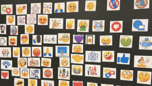 Emoji de emoções variadas representando saúde mental, bem-estar e comunicação digital, usados para promover sensibilização e discussão na comunidade académica.