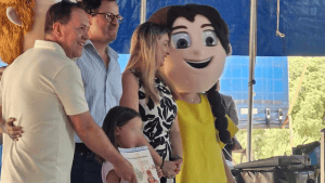AE Dr. Alberto Iria, evento escolar com mascote animado, professores e alunos, promovendo educação e atividades infantis na Agrupamento de Escolas Alberto Iria.